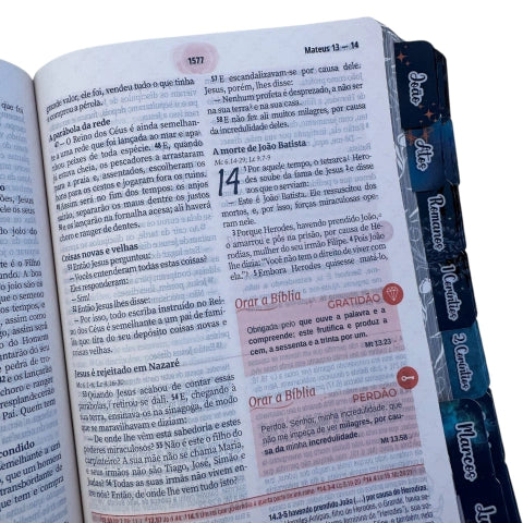 Bíblia da Mulher de Estudos Branca Tulipas com Abas e Marca-Páginas Glitter (ARC)