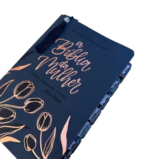 Bíblia da Mulher de Estudos Preta Aston Grande com Abas e Marca-Páginas (NAA)