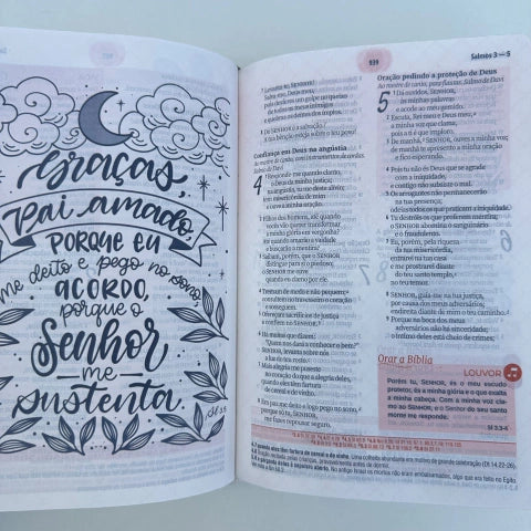 Bíblia da Mulher de Estudos Branca Tulipas Compacta, Capa Luxo (ARC)