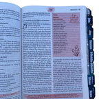 Bíblia da Mulher de Estudos Preta Aston Grande com Abas e Marca-Páginas (NAA)