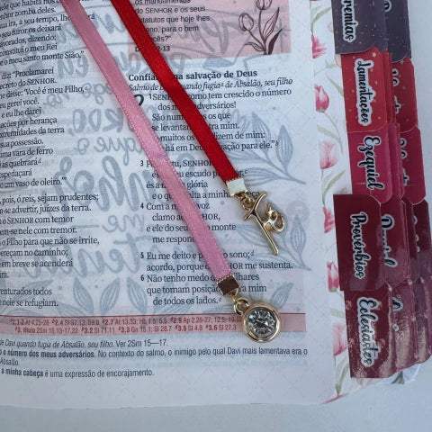 Bíblia da Mulher de Estudos Tulipas Vermelhas com Abas, Pingentes e Marca-Páginas (NAA)